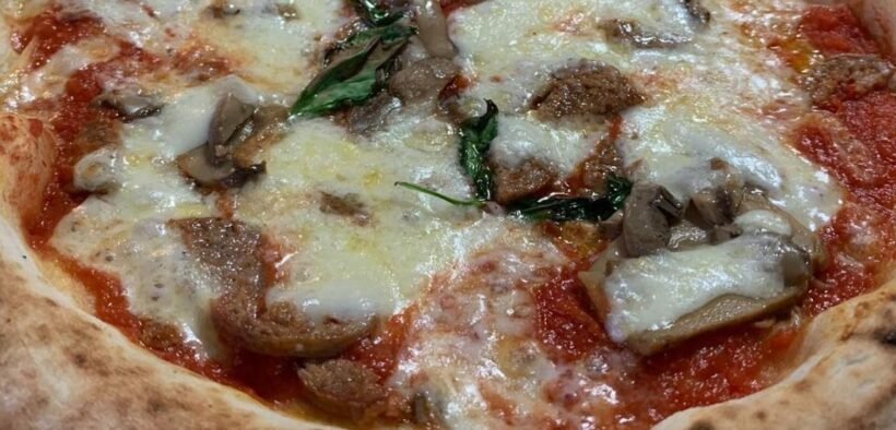 Ricetta Pizza Con Salsiccia E Funghi